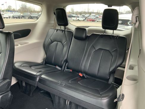 Used 2024 Chrysler Pacifica Touring-L image 54