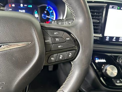 Used 2023 Chrysler Pacifica Touring-L w/ Uconnect Theater Family Group image 16