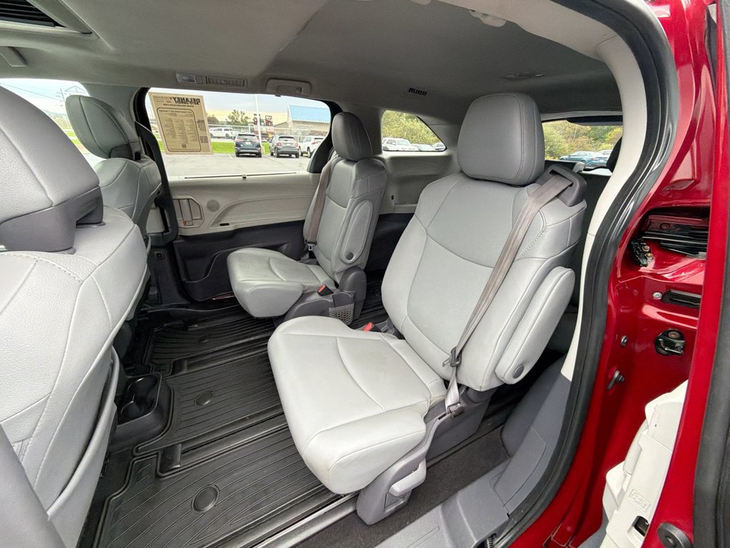 Used 2021 Toyota Sienna XLE AWD/4WD image 29