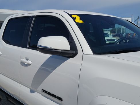 Used 2022 Toyota Tacoma TRD Sport w/ Technology Package AWD/4WD image 9