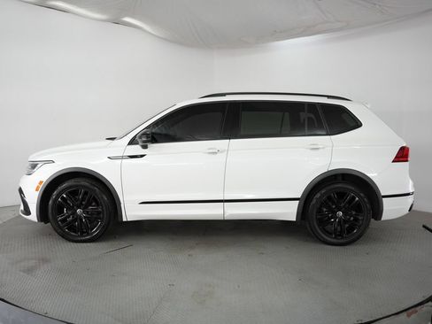 Used 2022 Volkswagen Tiguan SE R-Line FWD image 4