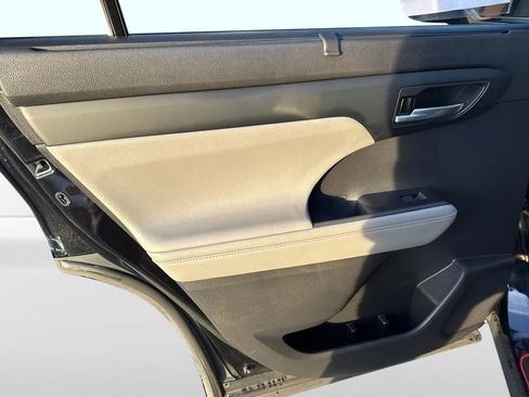 Used 2022 Toyota Highlander XLE image 27