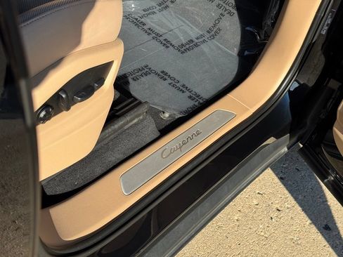 Certified 2023 Porsche Cayenne AWD/4WD image 32