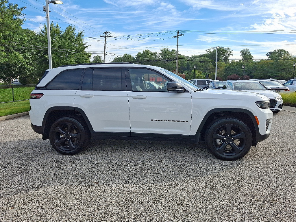 Used 2023 Jeep Grand Cherokee Limited w/ Black Appearance Package AWD/4WD image 7
