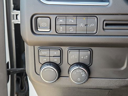 Used 2021 Chevrolet Suburban Z71 w/ Luxury Package image 17