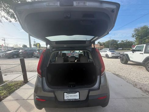 Used 2022 Kia Soul LX image 15