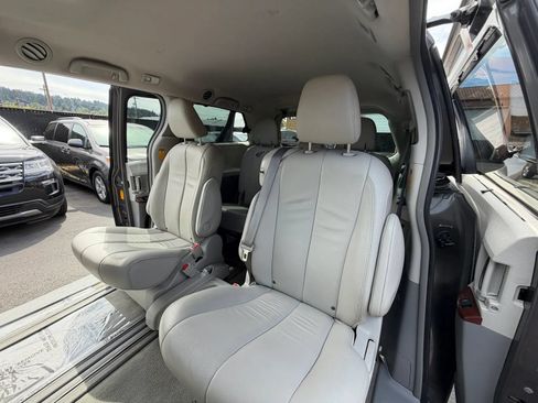 Used 2013 Toyota Sienna XLE FWD image 26