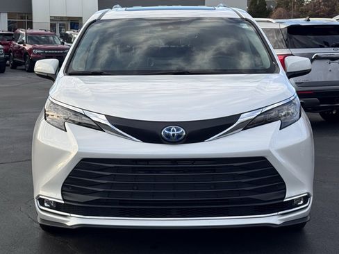 Used 2024 Toyota Sienna XLE image 17