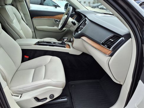 Used 2022 Volvo XC90 T6 Momentum w/ Advanced Package image 11