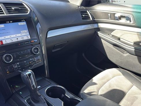 Certified 2017 Ford Explorer XLT w/ Equipment Group 202A image 20