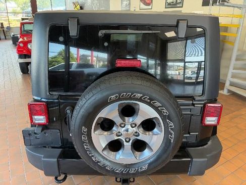 Used 2016 Jeep Wrangler Unlimited Sahara w/ Max Tow Package AWD/4WD image 9