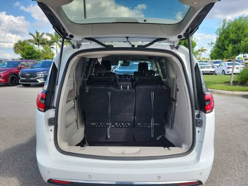 Used 2023 Chrysler Pacifica Touring-L FWD image 11