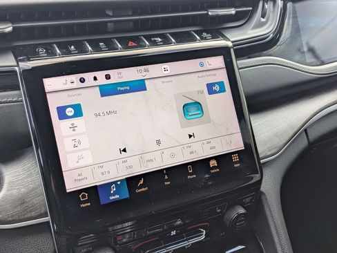 Used 2023 Jeep Grand Cherokee Limited w/ Black Appearance Package image 17