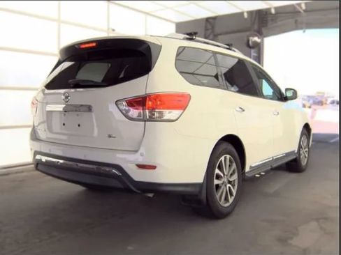 Used 2016 Nissan Pathfinder SL w/ Cargo Package FWD image 2