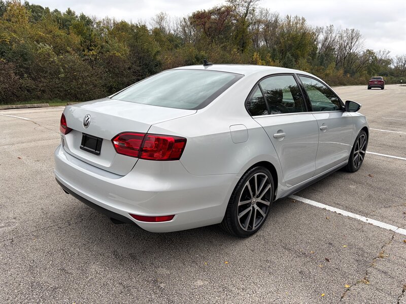 Used 2012 Volkswagen Jetta GLI Autobahn FWD image 5