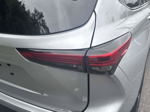 Used 2023 Toyota Highlander LE AWD/4WD image 10