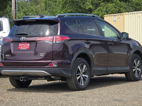 Used 2017 Toyota RAV4 XLE AWD/4WD image 4