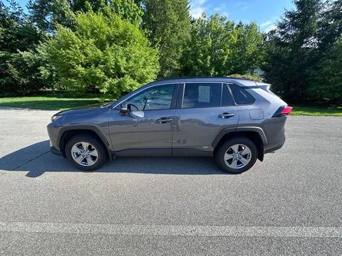Used 2022 Toyota RAV4 XLE w/ Carpet Mat Package (TMS) AWD/4WD image 6