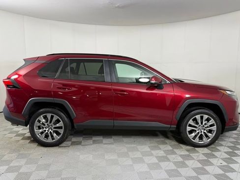Used 2022 Toyota RAV4 XLE Premium image 8