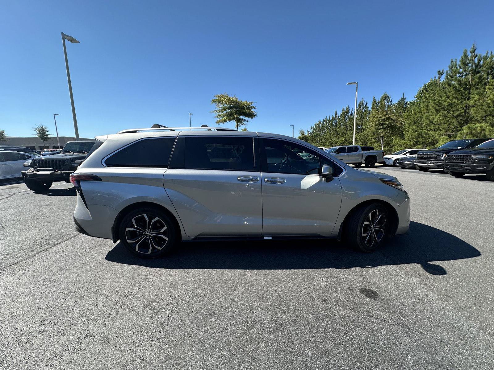 Used 2025 Toyota Sienna Platinum FWD image 5