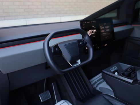 Used 2025 Tesla Cybertruck AWD Crew Cab image 16