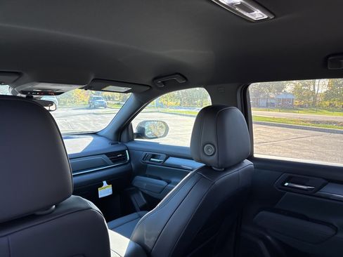 New 2026 GMC Terrain AT4 w/ LPO, Black Badging Package image 33