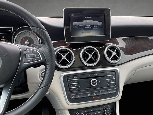 Used 2016 Mercedes-Benz GLA 250 4MATIC image 9