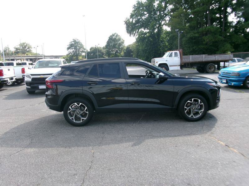Used 2025 Chevrolet Trax LT w/ LT Convenience Package FWD image 5
