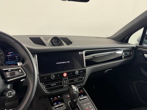 Certified 2025 Porsche Macan AWD/4WD image 23