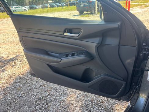 Used 2025 Nissan Altima 2.5 SV FWD image 18
