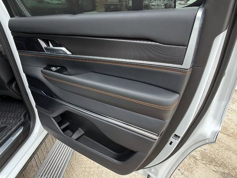 Used 2025 Jeep Grand Wagoneer Series III w/ Rear Seat Video Group 1 AWD/4WD image 21