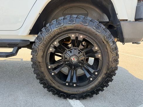 Used 2017 Jeep Wrangler Unlimited Sahara w/ Connectivity Group image 34