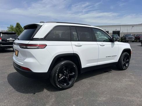 Certified 2024 Jeep Grand Cherokee Altitude AWD/4WD image 8