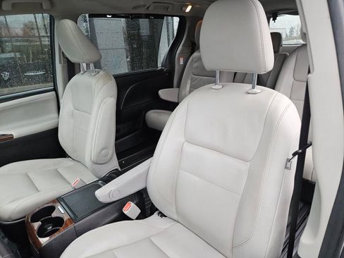 Used 2018 Toyota Sienna Limited image 15