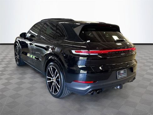 Used 2024 Porsche Cayenne AWD/4WD image 5