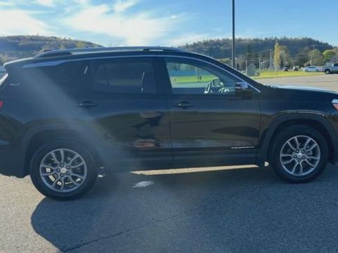 Used 2024 GMC Terrain SLT AWD/4WD image 9