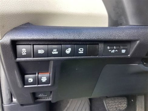 Certified 2021 Toyota Sienna Platinum image 29