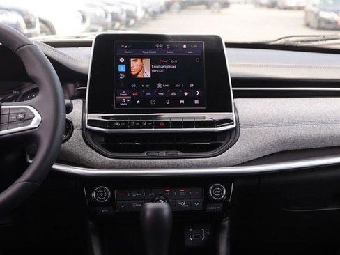 Used 2025 Jeep Compass Latitude w/ Sun & Sound Group AWD/4WD image 24