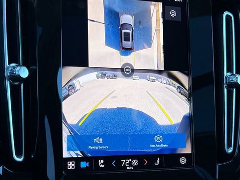 Used 2024 Volvo XC40 B5 Plus w/ Protection Package Premier image 19