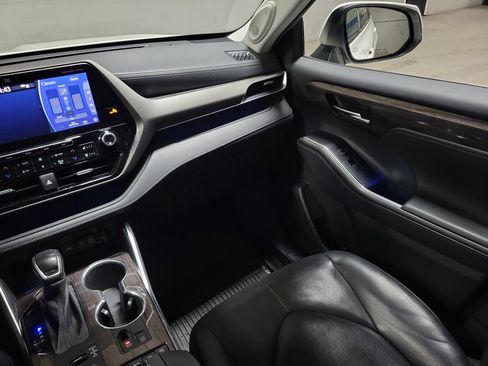 Used 2020 Toyota Highlander Limited image 15
