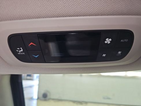 Used 2021 Chrysler Pacifica Touring-L image 36