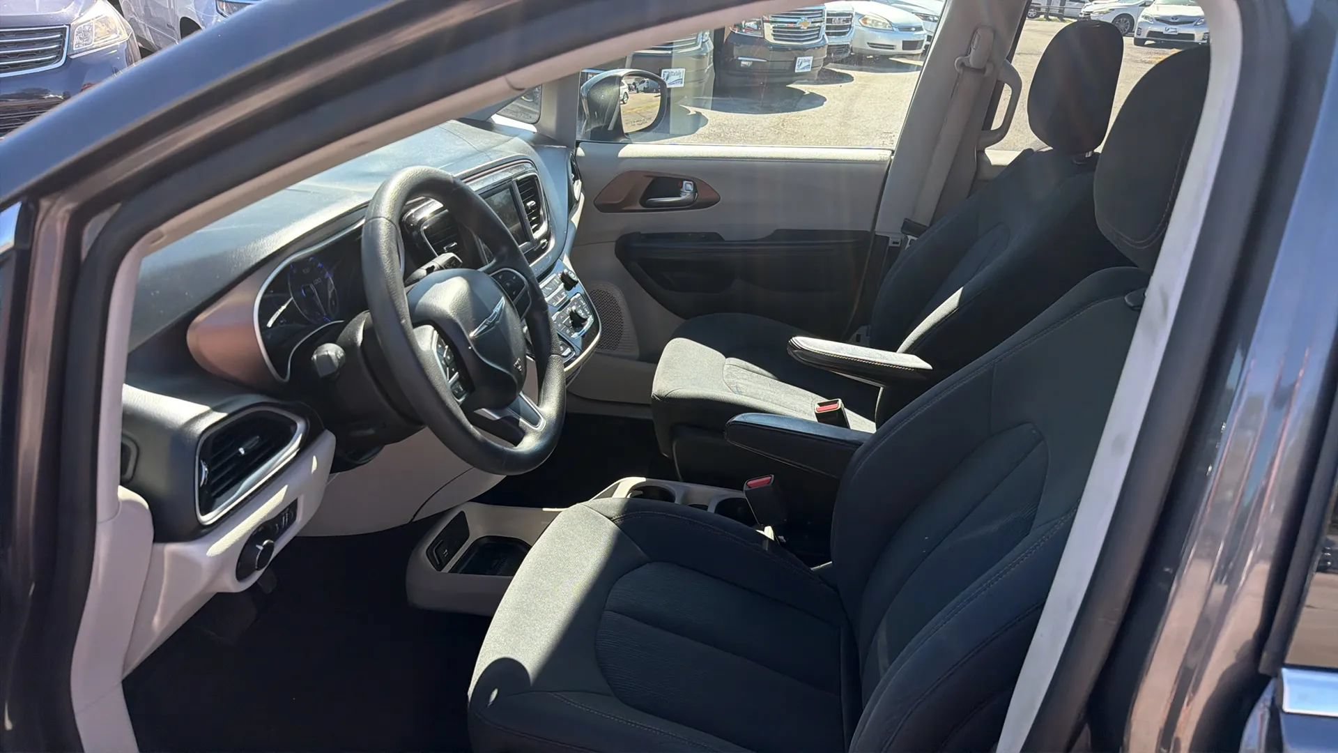 Used 2018 Chrysler Pacifica LX w/ Tire & Wheel Group FWD image 18