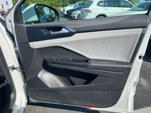 Certified 2022 Volkswagen Taos SE w/ Panoramic Sunroof Package AWD/4WD image 12
