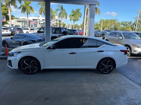 Used 2023 Nissan Altima 2.5 SR FWD image 2