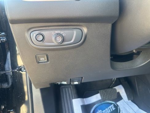 Used 2024 GMC Terrain SLE image 19