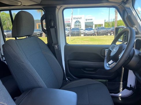 Used 2025 Jeep Wrangler Sahara image 14