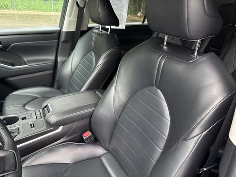 Used 2022 Toyota Highlander XLE FWD image 10