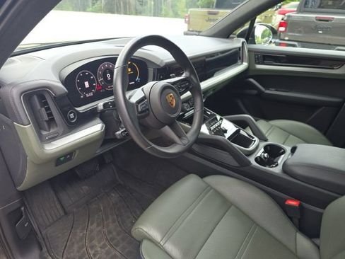 Used 2024 Porsche Cayenne AWD/4WD image 19