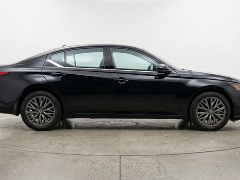 Used 2025 Nissan Altima 2.5 SV FWD image 11