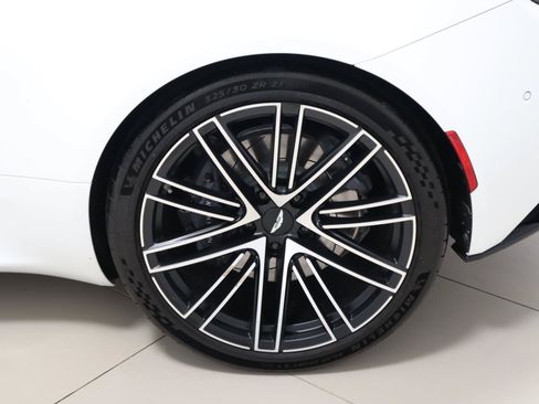 Used 2024 Aston Martin DB12 Coupe RWD image 9